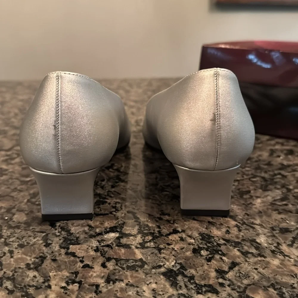 Easy Street entice squared toe silver satin 1.5 inch pump heel NIB 8.5W